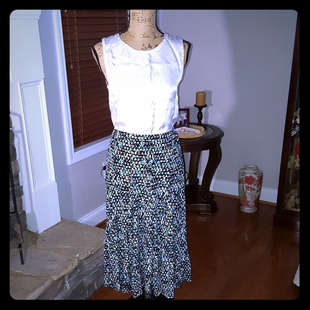 Print bell-shaped skirt.